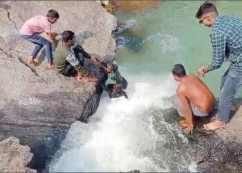 हुंडरू जलप्रपात पर एक बड़ा हादसा टल गया !