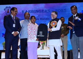 राज्यपाल  संतोष कुमार गंगवार ने आज जे भी एम  श्यामली, में आयोजित वार्षिक सांस्कृतिक समारोह में सम्लित हुए !