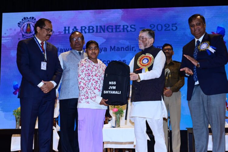राज्यपाल  संतोष कुमार गंगवार ने आज जे भी एम  श्यामली, में आयोजित वार्षिक सांस्कृतिक समारोह में सम्लित हुए !