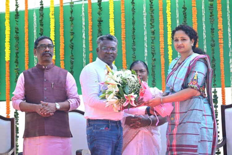 विधायक सोमेश सोरेन ने अपने परिवार संग सीएम  हेमन्त सोरेन एवं विधायक  कल्पना सोरेन से मुलाकात की !