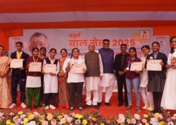 स्क्रीन टाइम का बढ़ना खतरनाक, सोशल मीडिया फूहड़बाजी का अड्डा !