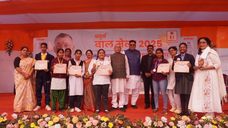 स्क्रीन टाइम का बढ़ना खतरनाक, सोशल मीडिया फूहड़बाजी का अड्डा !