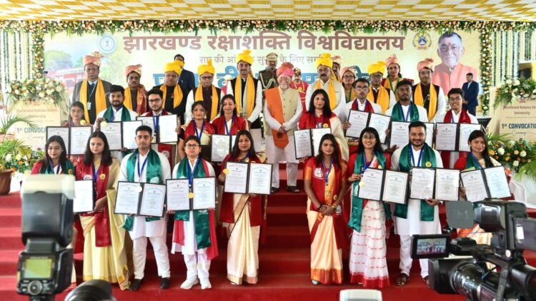 झारखंड राज्यपाल रक्षा शक्ति विश्व विद्यालय के प्रथम दीक्षांत समारोह में सामील हुए !