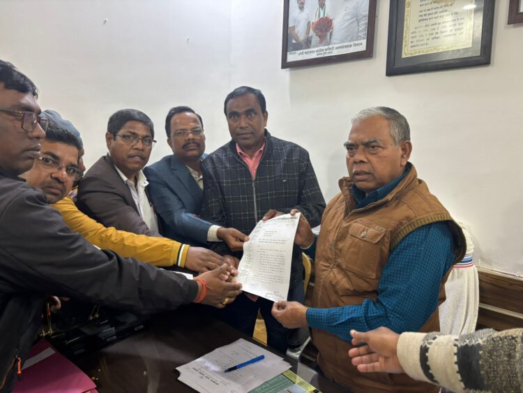 कांग्रेस मुख्यालय में प्रदेश कांग्रेस अध्यक्ष केशव महतो कमलेश से मुलाकात कर एक ज्ञापन सौंपा !