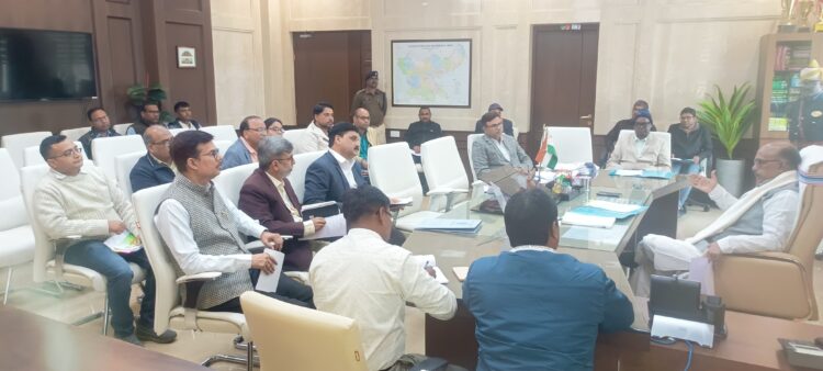 झारखण्ड विधान-सभा  रबीन्द्रनाथ महतो ने अपने कार्यालय कक्ष में आज 12:00 बजे !