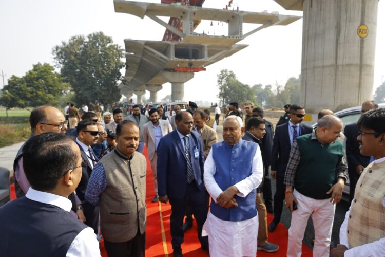 मुख्यमंत्री ने पटना शहरी क्षेत्र की विभिन्न योजनाओं का किया निरीक्षण