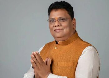 नेता  धर्मेंन्द्र तिवारी ने राजेन्द्र चौक पर पहले राष्ट्रपति डॉ. राजेन्द्र प्रसाद को श्रद्धांजलि अर्पित कि !
