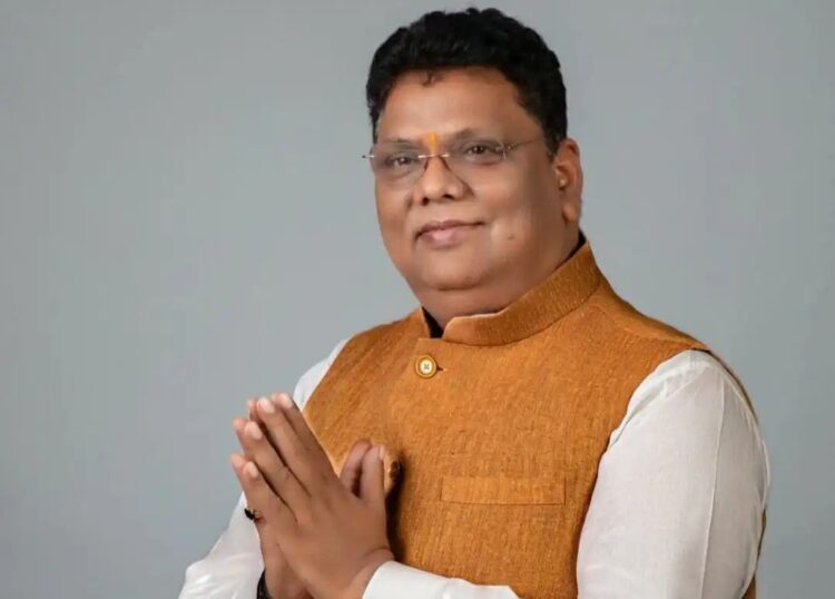 नेता  धर्मेंन्द्र तिवारी ने राजेन्द्र चौक पर पहले राष्ट्रपति डॉ. राजेन्द्र प्रसाद को श्रद्धांजलि अर्पित कि !