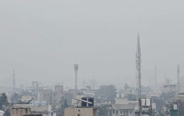 झारखण्ड में सुबह के वक्त धुंध और कोहरा के बाद आसमान में बादलों ने डेरा जमा !