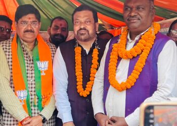 धनबाद नगर निगम मुख्य द्वार पर अनिश्चितकालीन धरना जारी था !