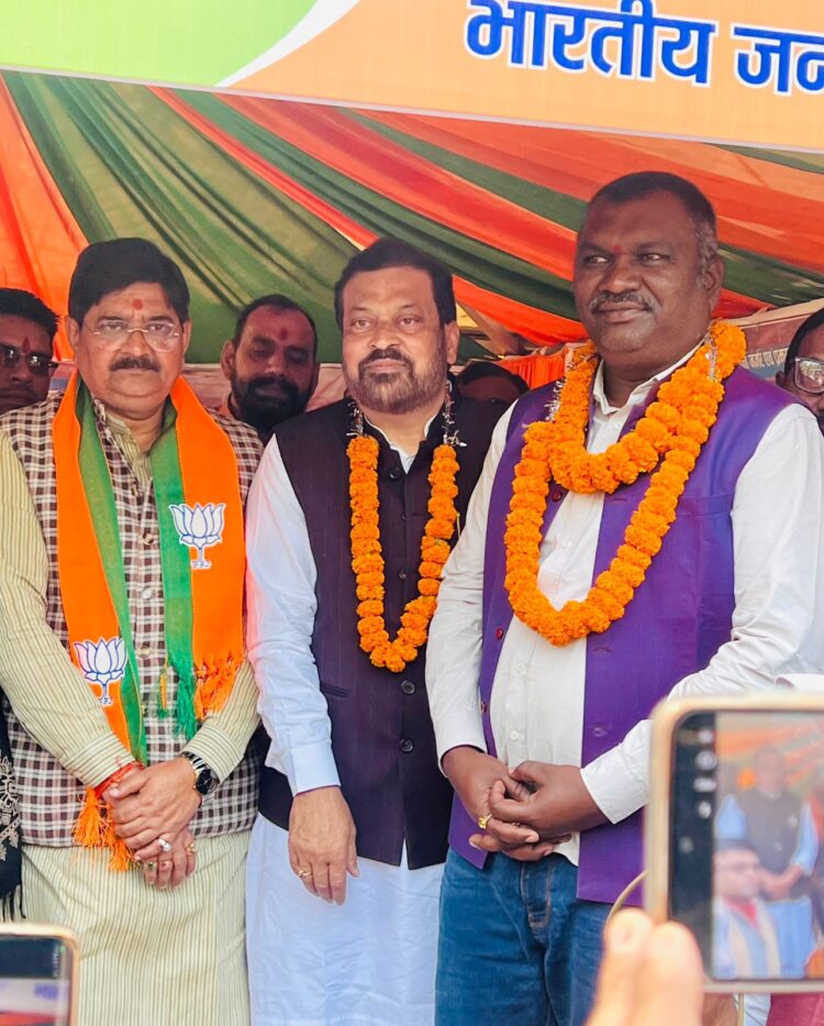 धनबाद नगर निगम मुख्य द्वार पर अनिश्चितकालीन धरना जारी था !