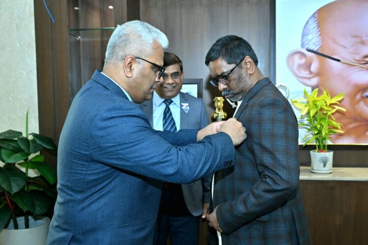 सीएम हेमन्त सोरेन से सैनिक कल्याण  निदेशक ब्रिगेडियर निरंजन कुमार (रि.) ने मुलाकात की !