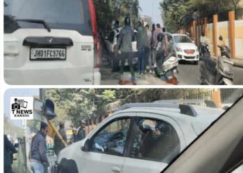 एक अनियंत्रित कार डिवाइडर पर चढ़ गई !
