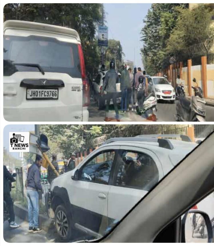 एक अनियंत्रित कार डिवाइडर पर चढ़ गई !