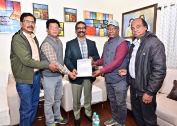 सीएम हेमंत सोरेन से “ऑल इंडिया संथाली राइटर्स एसोसिएशन” एवं “जाहेरथान कमेटी” के प्रतिनिधिमंडल ने शिष्टाचार भेंट की !