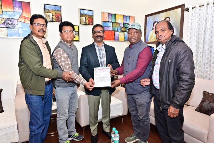 सीएम हेमंत सोरेन से “ऑल इंडिया संथाली राइटर्स एसोसिएशन” एवं “जाहेरथान कमेटी” के प्रतिनिधिमंडल ने शिष्टाचार भेंट की !