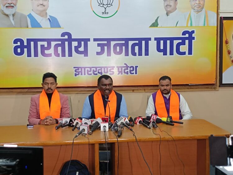 भाजपा प्रदेश कार्यालय में आयोजित एक संवाददाता सम्मेलन