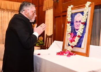 झारखंड राज्यपाल अटल बिहारी वाजपेयी के जयंती पर माल्यार्पण किया !