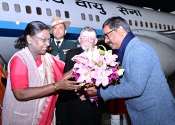राष्ट्रपति द्रोपदी मुर्मू को सीएम एवं गवर्नर ने गुलदस्ता भेंट किया !