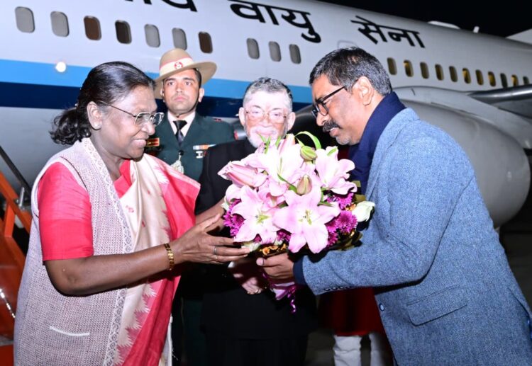 राष्ट्रपति द्रोपदी मुर्मू को सीएम एवं गवर्नर ने गुलदस्ता भेंट किया !