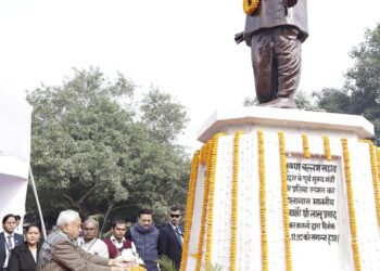 बिहार सीएम पूर्व मुख्यमंत्रीस्व० कृष्ण बल्लभ सहाय जी की प्रतिमा पर माल्यार्पण कर  श्रद्धांजलि अर्पित की !