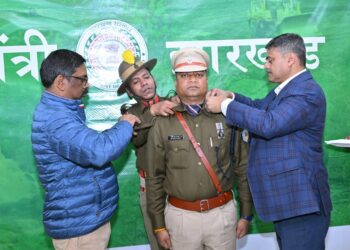 मुख्यमंत्री ने आईपीएस रैंक में प्रोन्नत , बैच पहनाकर किया सम्मानित !