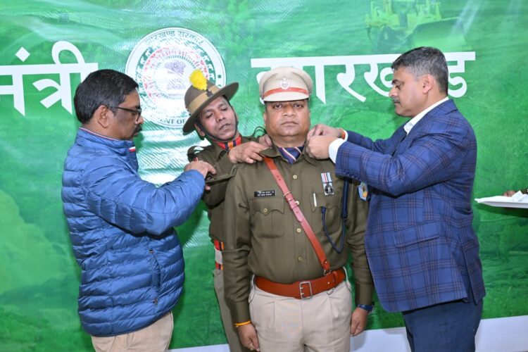 मुख्यमंत्री ने आईपीएस रैंक में प्रोन्नत , बैच पहनाकर किया सम्मानित !