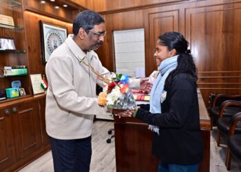 प्रधानमंत्री राष्ट्रीय बाल पुरस्कार से सम्मानित अनुष्का कुमारी ने की भेंट और झारखंंड सीएम बधाई दी !