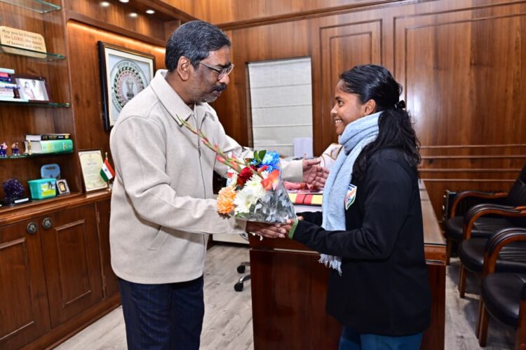प्रधानमंत्री राष्ट्रीय बाल पुरस्कार से सम्मानित अनुष्का कुमारी ने की भेंट और झारखंंड सीएम बधाई दी !