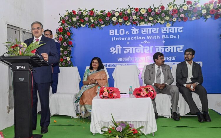 मुख्य निर्वाचन आयुक्त  ज्ञानेश कुमार ने देवघर के तपोवन में बीएलओ संबोधित किया !