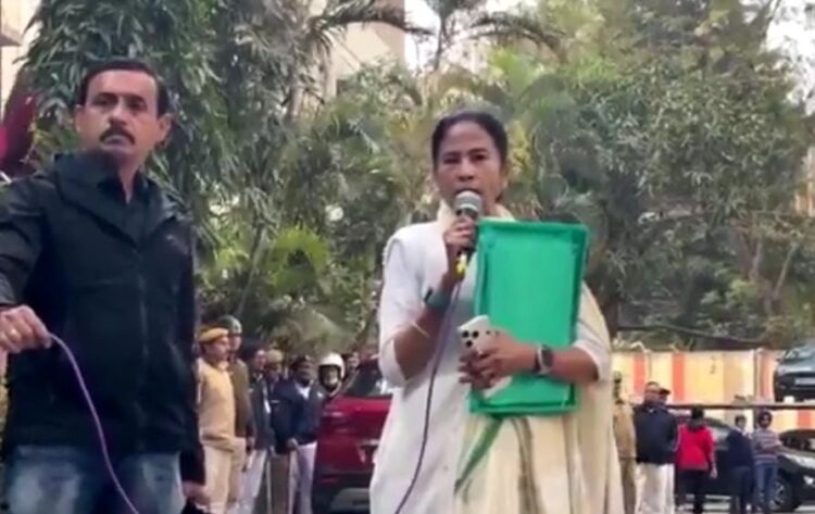 कोलकाता में प्रवर्तन निदेशालय (ED) की छापेमारी के दौरान सियासी माहौल गरमाया !