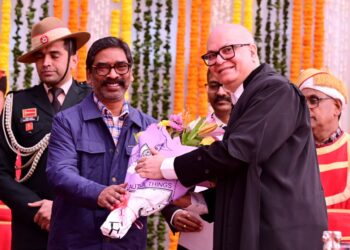 राज्यपाल संतोष कुमार गंगवार नेन्यायमूर्ति  महेश शरदचंद्र सोनक को झारखंड राज्य उच्च न्यायालय के मुख्य न्यायाधीश के पद की शपथ दिलाई !