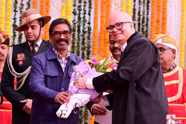 राज्यपाल संतोष कुमार गंगवार नेन्यायमूर्ति  महेश शरदचंद्र सोनक को झारखंड राज्य उच्च न्यायालय के मुख्य न्यायाधीश के पद की शपथ दिलाई !