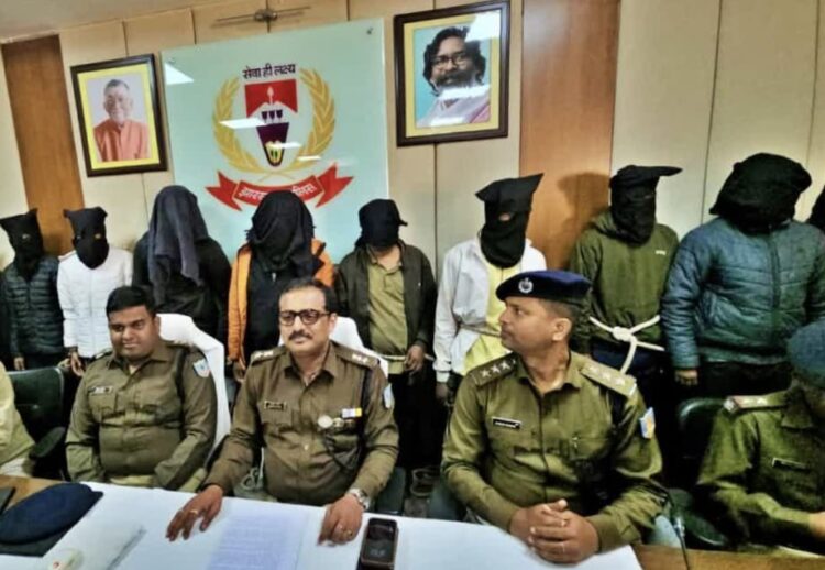 कुख्यात राहुल दुबे गैंग के 10 अपराधी हथियारों के साथ गिरफ्तार !