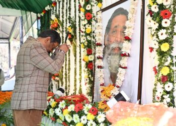दिशोम गुरु शिबू सोरेन की 82वीं जयंती के अवसर पर मुख्यमंत्री  हेमन्त सोरेन ने नमन कर योगदान याद किया !