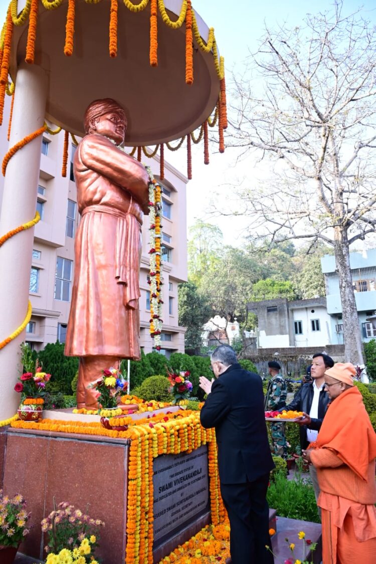 झारखंड के राज्यपाल स्वामी विवेकानंद की जयंती अवसर पर पुष्पांजलि अर्पित की !