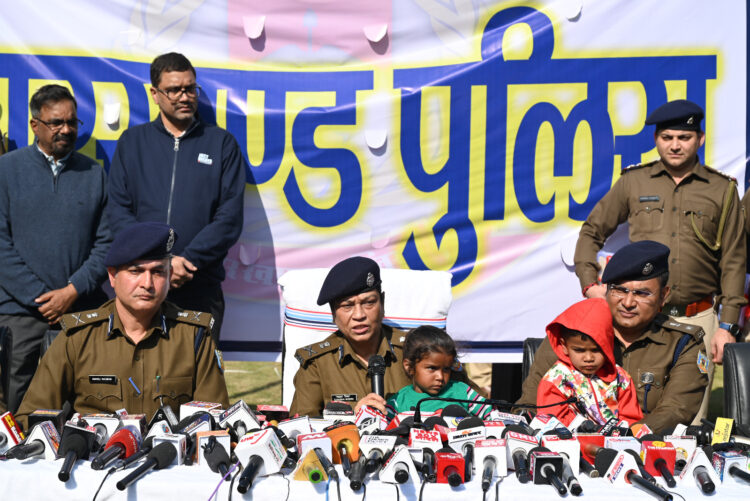 झारखण्ड पुलिस  ने जगरनाथपुर मौसीबाड़ी से व्यपहृत बालक अंश कुमार एवं अंशिका कुमारी की सकुशल बरामदगी !
