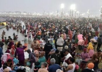 माघ मेले के  पवित्र पर्व मौनी अमावस्या पर लाखों लोग संगम स्नान किया !