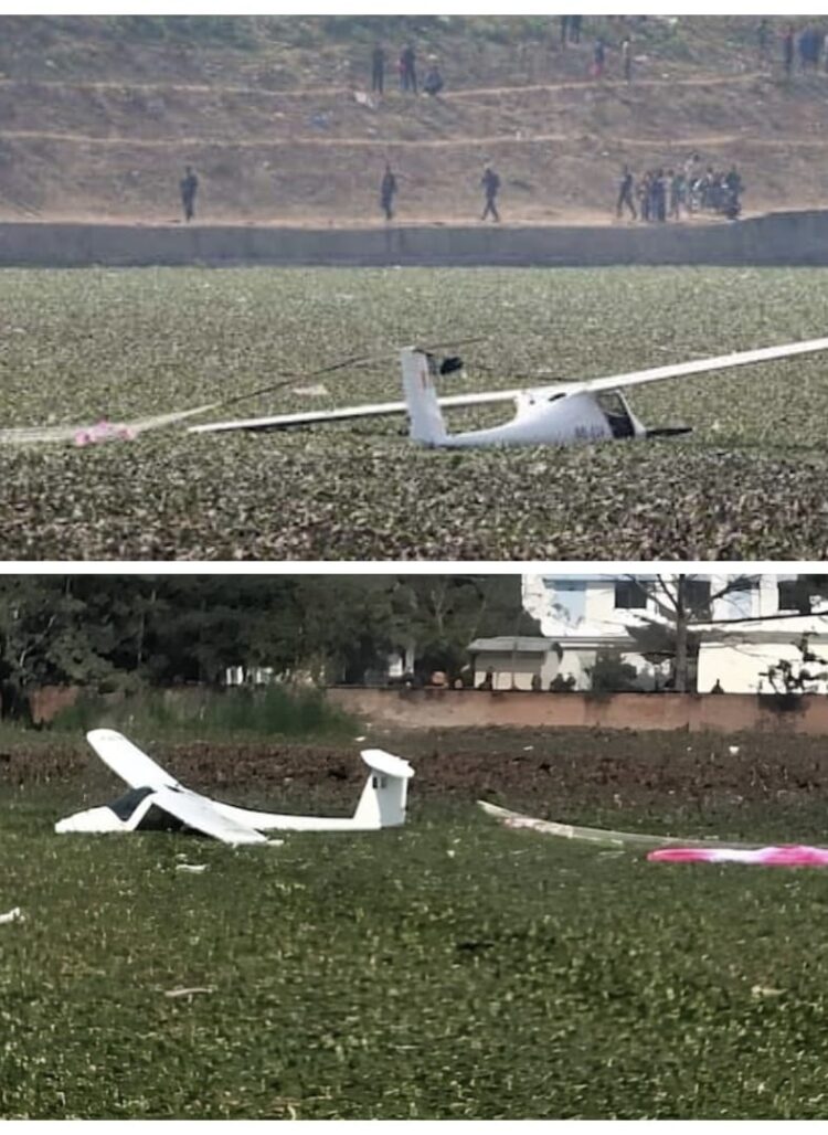 एक प्रशिक्षण (ट्रेनी) विमान उड़ान के दौरान दुर्घटनाग्रस्त होकर तालाब में जा गिरा !