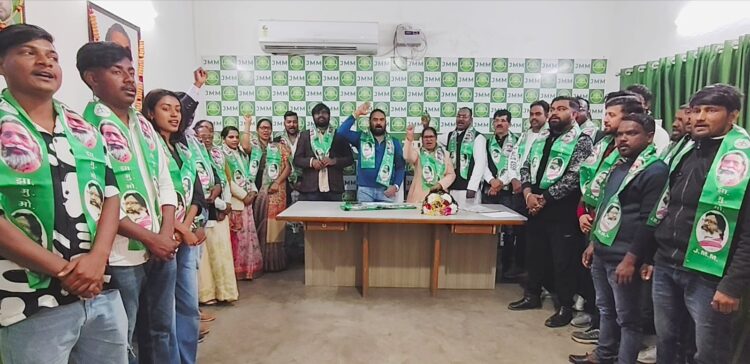 सह प्रवक्ता  विनोद कुमार पाण्डे के समक्ष लोहरदगा जिला के सैकड़ों लोगों ने पार्टी की सदस्यता ली !