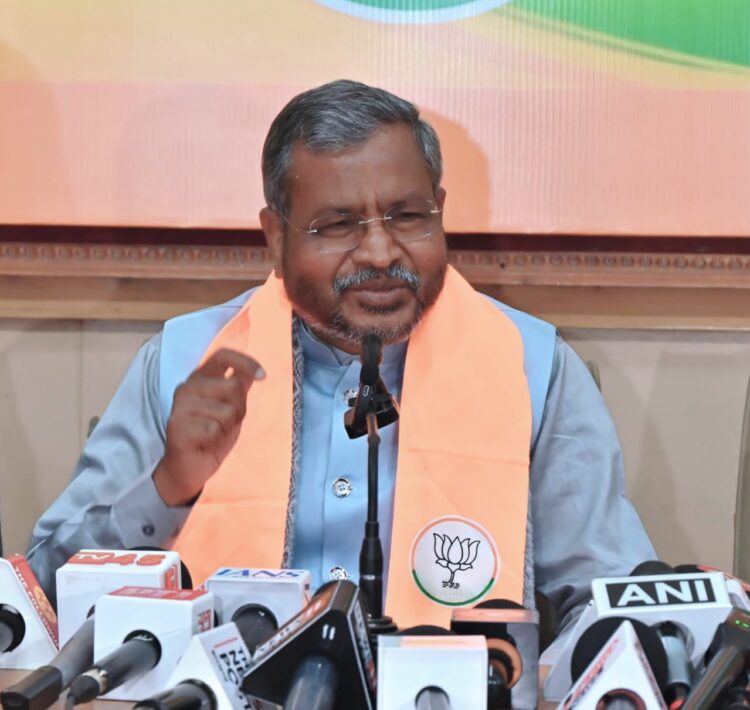 सीएम हेमंत सोरेन२६जनवरी को झारखंड में राष्ट्रीय ध्वज नहीं फहराना गणतंत्र दिवस और संविधान का अपमान है :बाबूलाल मरांडी !