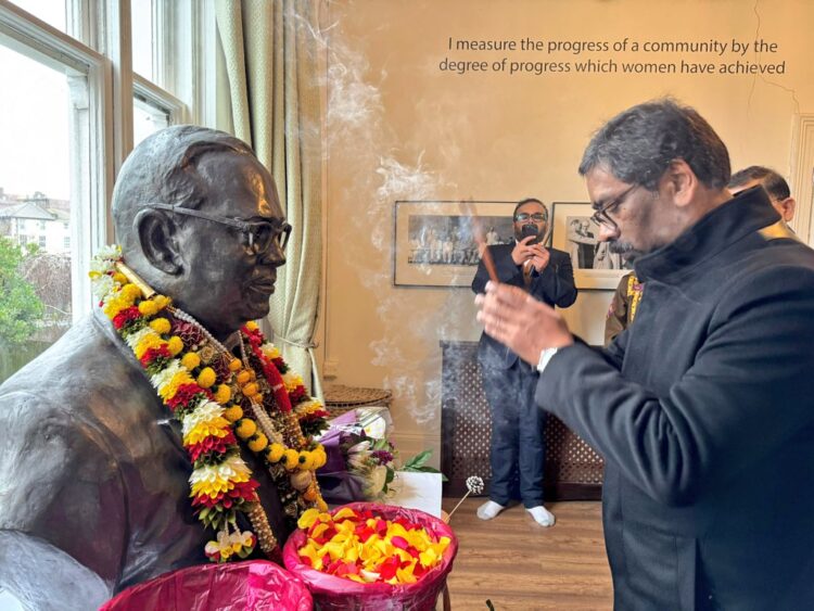 लंदन स्थित आवास में श्रद्धांजलि अर्पित करना अत्यंत भावुक पल :हेमन्त सोरेन !