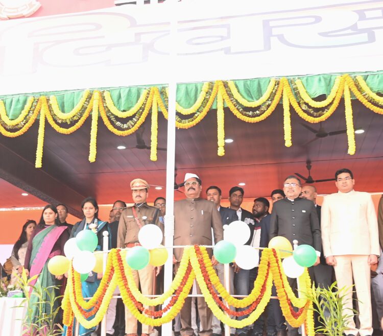 पेयजल मंत्री योगेंद्र प्रसाद   पुलिस केंद्र मैदान में आयोजित गणतंत्र दिवस समारोह में शामिल हुए !