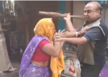 एक कपड़ा व्यवसायी ने एक महिला सफाईकर्मी के साथ झाड़ू से मारपीट की !