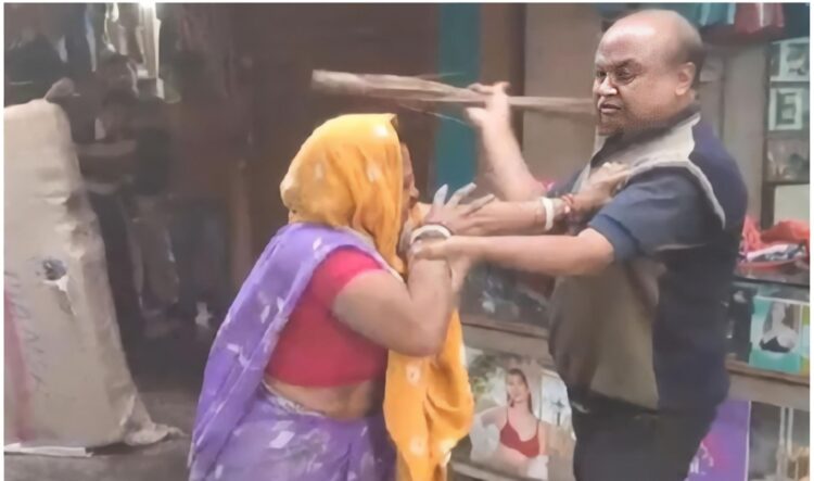 एक कपड़ा व्यवसायी ने एक महिला सफाईकर्मी के साथ झाड़ू से मारपीट की !
