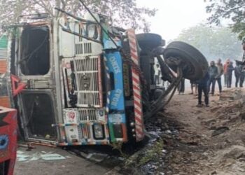 एनएच-522 पर कोयले से लदा ट्रक बीच सड़क पर पलट गया  !