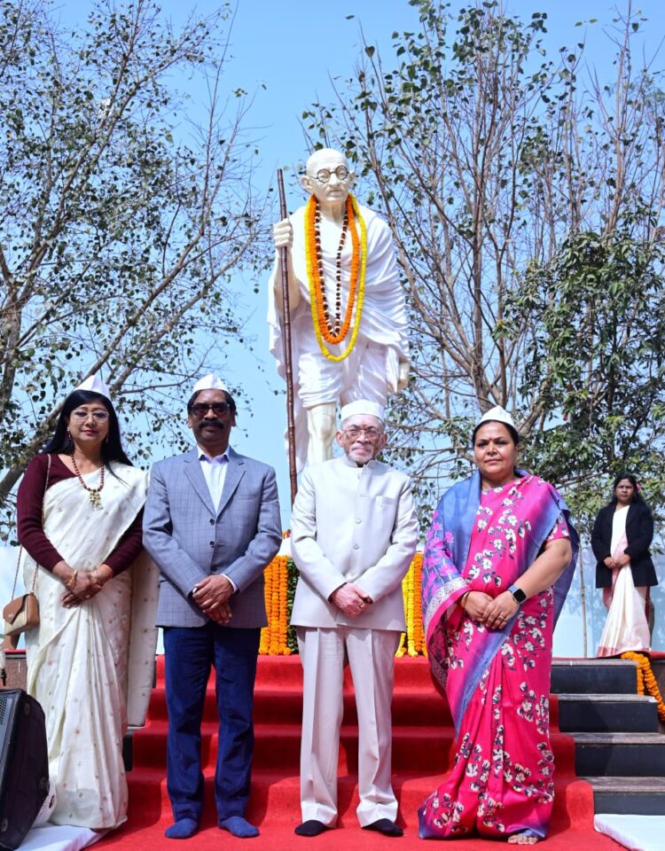 राज्यपाल  संतोष कुमार गंगवार ने आज राष्ट्रपिता महात्मा गाँधी जी की पुण्यतिथि पर श्रद्धांजलि अर्पित की  !