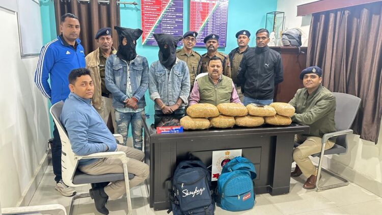 रेलवे स्टेशन पर 08 किलोग्राम गांजा बरामद !