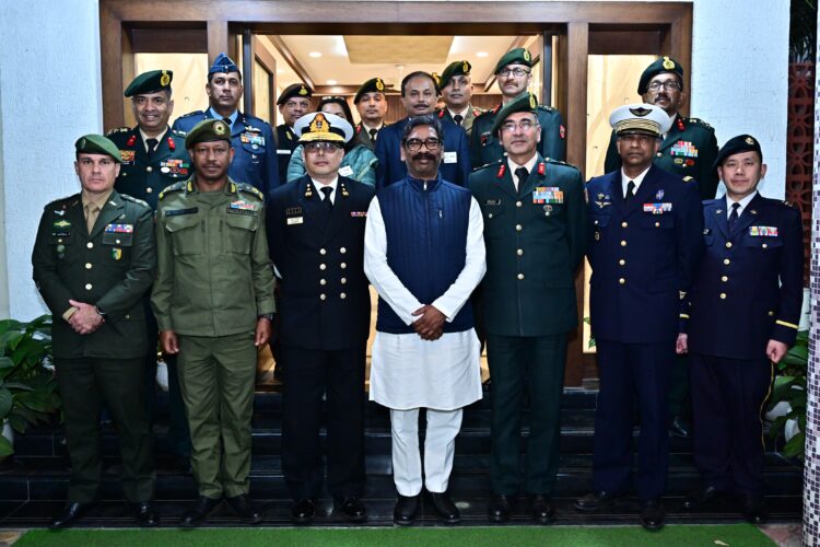 झारखंडके मुख्यमंत्री  हेमन्त सोरेन से राष्ट्रीय रक्षा महाविद्यालय के 17 सदस्यीय प्रतिनिधिमंडल ने मुलाकात की !