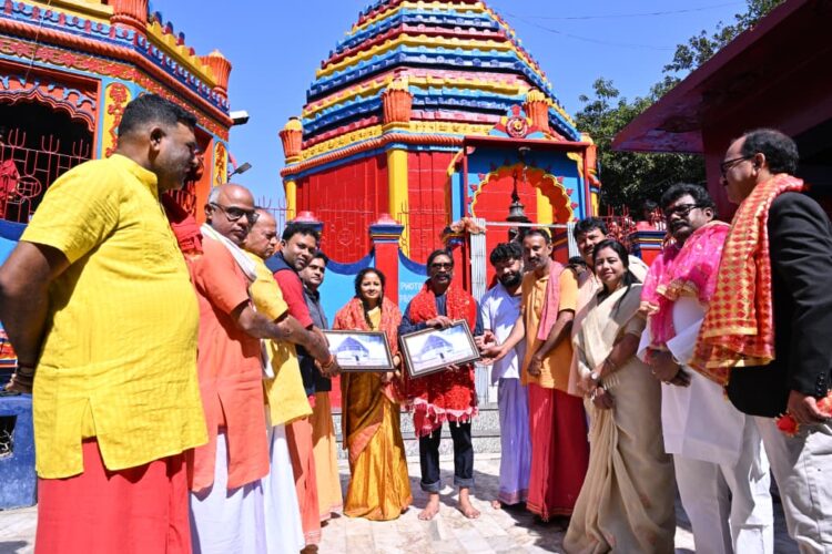 मुख्यमंत्री  हेमन्त सोरेन अपनी धर्मपत्नी विधायक  कल्पना सोरेन संग पहुंचे रजरप्पा !